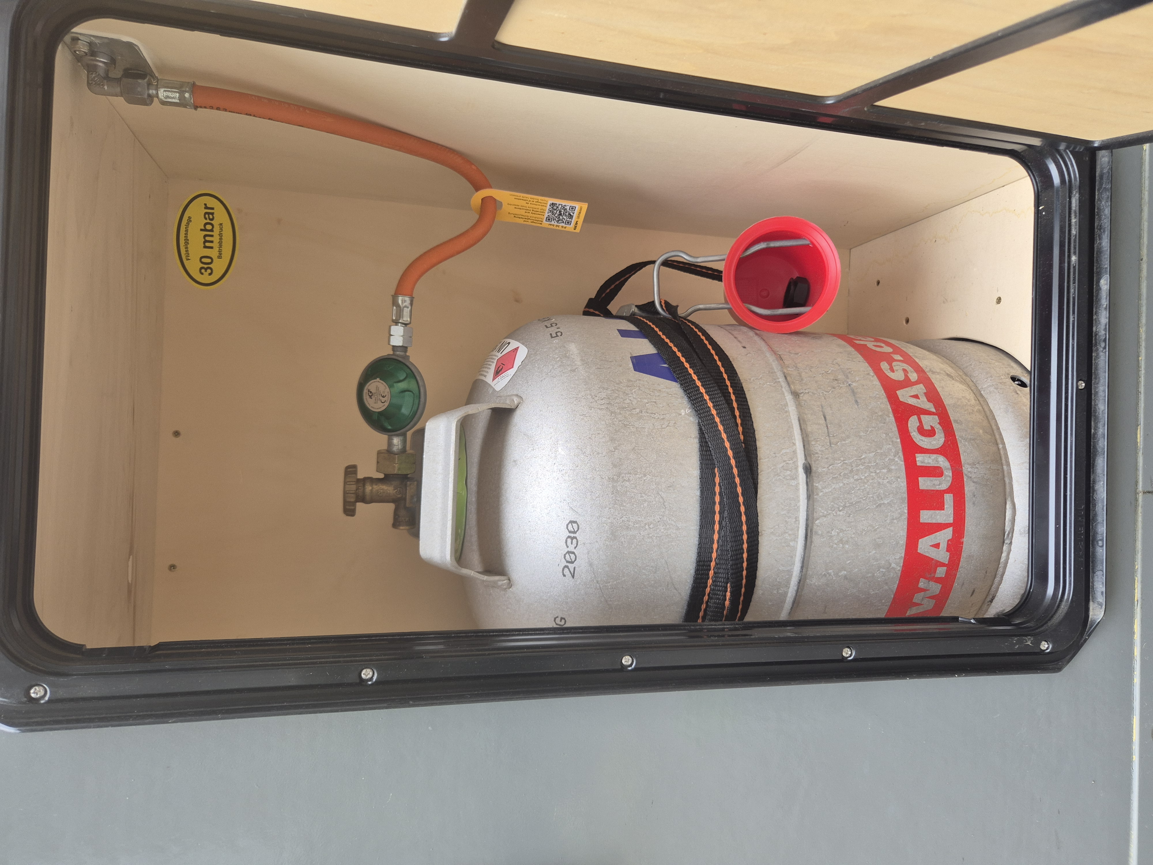 Gaskasten mit Gasflasche