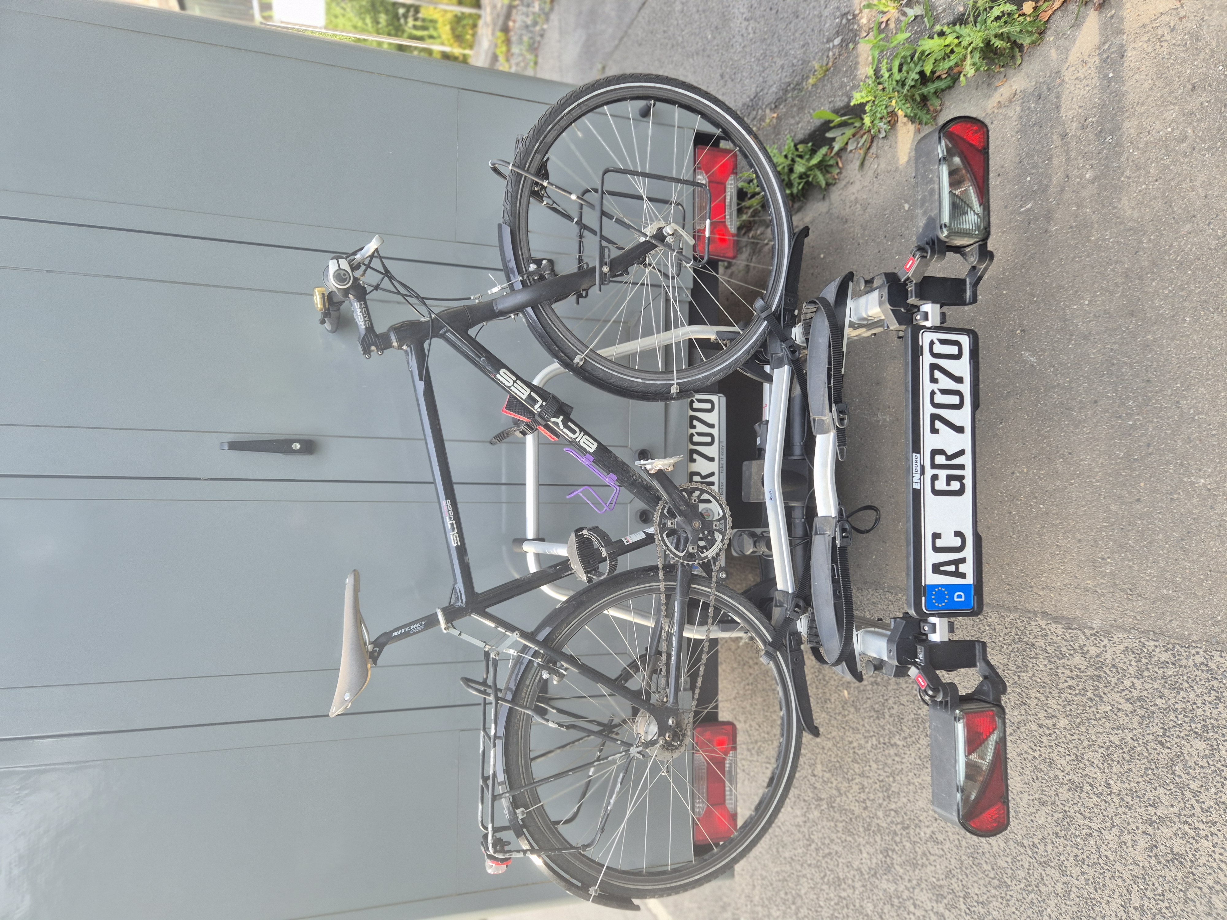 Der Fahrradträger montiert und beladen